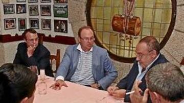 José Mel Pérez pasa revista.