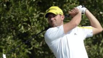 El golfista espa&ntilde;ol Sergio Garcia golpea la bola durante la tercera jornada del Masters de Catar de golf en el Club de Doha, Catar, hoy, viernes 25 de enero de 2013.