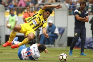 Futbol, Everton vs Universidad Catolica. 
Segunda fecha, campeonato de Clausura 2016/17.
El jugador de Universidad Catolica  Fernando Cordero disputa el balon con Gino Alucema de Everton durante el partido de primera division en el estadio Sausalito de Viña del Mar, Chile.
12/02/2017
Felipe Zanca/Photosport
*************

Football, Everton vs Universidad Catolica.   Second date, Closure Championship 2016/17.
Universidad Catolica's player Fernando Cordero battles for the ball against Gino Alucema of Everton during the first division football match held at the Sausalito stadium in Viña del Mar, Chile.
12/02/2017.
Felipe Zanca/Photosport