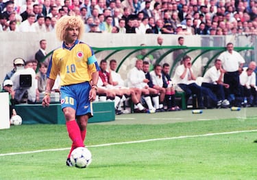 El conocido como ‘El Pibe’ es un símbolo eterno del fútbol colombiano. Valderrama fue el cerebro de Colombia en los años 90, reconocido por su visión de juego y su inconfundible pelo disco rubio. Los cafeteros solo se habían clasificado a un Mundial, en el año 1962, pero con Carlos en el plantel lograron jugar tres Copas del Mundo de manera consecutiva. A nivel de clubes, nunca brilló de la misma manera. Destaca su paso por Montpellier, Valladolid (donde dejó una escena singular junto a Míchel para el recuerdo de LaLiga) y la MLS, pero sin dejar una huella comparable a la que marcó con la camiseta tricolor.