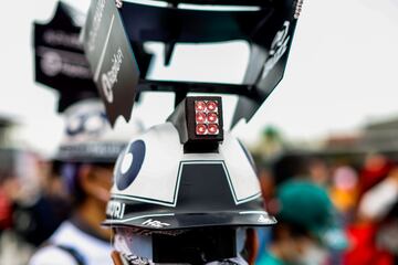 Durante la práctica del Gran Premio de Japón, desarrollado en el circuito de Suzuka, se ha podido ver un desfile de los sombreros más variopintos.