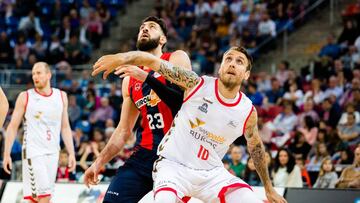 Shengelia y Javi Vega luchan por un rebote durante el Baskonia-San Pablo Burgos.