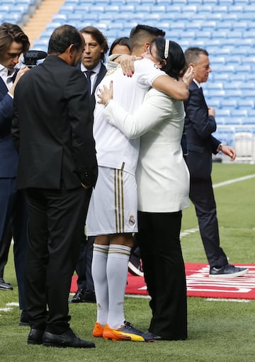 Reinier abraza a su madre emocionada. 