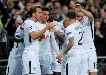 1-0. Dele Alli celebró el primer gol.