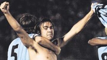 <b>CHINAZO. </b>Recoba, el Chino, festeja el gol que le marcó a Argentina y que mete a Uruguay en la repesca.