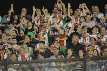 Hinchas de Palestino de Chile alientan a su equipo en La Bombonera.