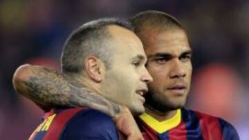 Andrés Iniesta y Dani Alves celebran la victoria del FC Barcelona por 2-1 tras el partido de Liga jugado esta tarde en el Nou Camp de Barcelona frente al Real Madrid.