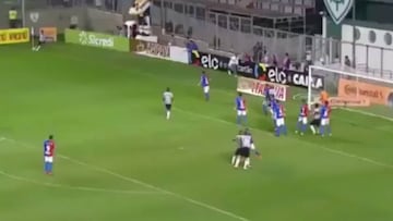 Atlético Mineiro's Rómulo Otero scores directly from a corner