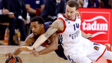 Phil Pressey intenta avanzar ante la Josh Adams durante el Barcelona-Anadolu Efes.