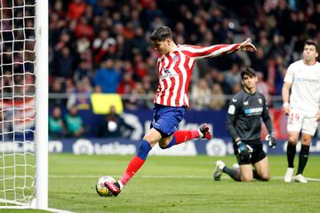 5-1. Álvaro Morata, en el segudo remate, marca el quinto gol. El delantero madrileño recoge el rechace de Bono y anota a placer.