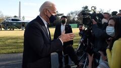 US President Joe Biden talks briefly with reporters upon his return from Camp David, Maryland to the White House in Washington, DC on March 21, 2021. (Photo by OLIVIER DOULIERY / AFP)