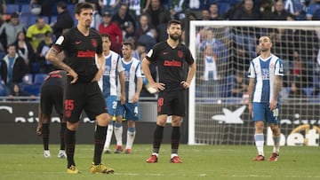 Los jugadores del Atlético se lamentan durante el partido contra el Espanyol.