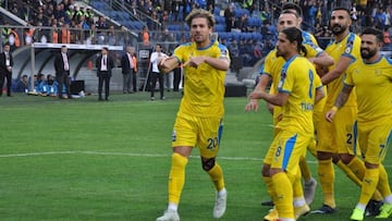 Cerci celebra un gol.