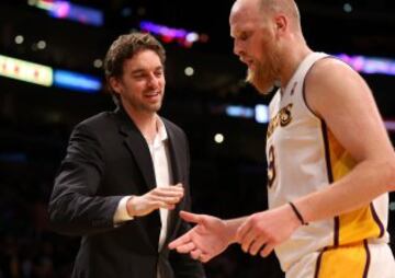 Pau Gasol fue un espectador de lujo de la gran actuación de su compañero Chris Kaman.