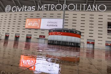 El aviso de la AEMET de alerta roja por previsión de lluvias torrenciales en Madrid obligó a suspender el encuentro entre el Atlético de Madrid y el Sevilla. Descubre en esta galería cómo se encuentra las inmediaciones del estadio.