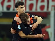 MILAN (Italy), 18/02/2026.- Como's Nico Paz (R) celebrates with his teammate Jacobo Ramon after scoring a goal during the Italian Serie A soccer match between AC Milan and Como, in Milan, Italy, 18 February 2026. (Italia) EFE/EPA/MATTEO BAZZI