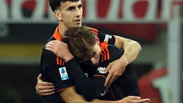 MILAN (Italy), 18/02/2026.- Como's Nico Paz (R) celebrates with his teammate Jacobo Ramon after scoring a goal during the Italian Serie A soccer match between AC Milan and Como, in Milan, Italy, 18 February 2026. (Italia) EFE/EPA/MATTEO BAZZI