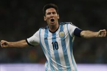 DELANTEROS: Lionel Messi, Argentina. Es el jugador más caro del mundo. Cuesta 220 millones de euros, poco menos de la mitad que los otros diez jugadores del equipo más caro que estará en Chile.
