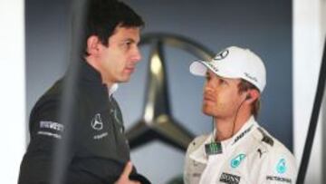Wolff dialoga con Rosberg en China.