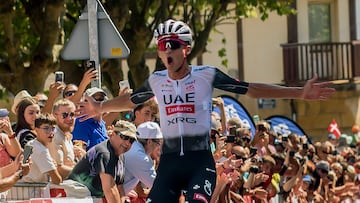 Getxo (Bizkaia), 03/08/2025.- El mexicano Isaac del Toro, de l equipo UAE Emirates, entra vencedor en la meta del 80 Circuito de Getxo-Memorial Hermanos Otxoa, carrera de un día de 172,2 km con perfil quebrado y final en cuesta, este domingo en Getxo (Bizkaia).-EFE/ Javier Zorrilla