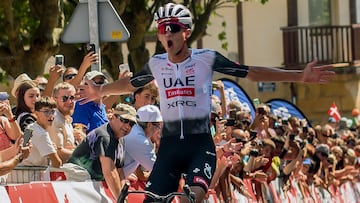 Getxo (Bizkaia), 03/08/2025.- El mexicano Isaac del Toro, de l equipo UAE Emirates, entra vencedor en la meta del 80 Circuito de Getxo-Memorial Hermanos Otxoa, carrera de un día de 172,2 km con perfil quebrado y final en cuesta, este domingo en Getxo (Bizkaia).-EFE/ Javier Zorrilla
