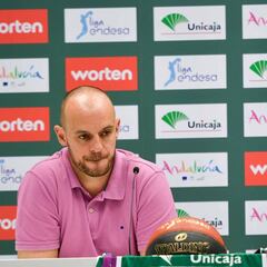 El Unicaja presenta a Ruben Guerrero: "Muy feliz por volver"