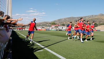 Griezmann saluda a los hinchas en Los Ángeles de San Rafael. Simeone tiene claro su once.