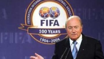 <b>SUELDOS.</B> Blatter considera que en el fútbol hay suficiente dinero para que los árbitros cobren sueldos equivalentes a jugadores de nivel medio de sus ligas.