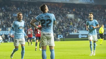 Santi Mina celebra ante Iago Aspas y Brais M&eacute;ndez el tanto anotado contra Osasuna.