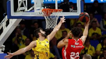 GRAFCAN9399. LA LAGUNA (TENERIFE), 07/12/2019.- El pivot estadounidense del UCAM Murcia Kyle Hunt supera al alero Dani Díez del Iberostar Tenerife disputado este sábado entre ambos clubes en la duodécima jornada de la Liga Endesa. EFE/ Cristóbal García