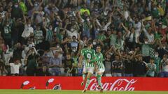 Borja Iglesias celebra un gol con Juanmi. 