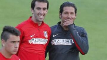 Godín y el Cholo en un momento ayer en la sesión.
