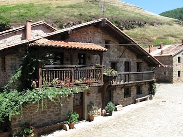 Este bonito pueblo medieval cántabro de algo menos de 60 habitantes se encuentra dentro del Parque Natural Saja-Besaya, en la vega del río Argoza. La localidad fue declarada Conjunto Histórico-Artístico en 1979 por sus casas de piedra de arquitectura montañesa tradicional con balcones de madera y soportales, datando algunas de los siglos XVI y XVII. El visitante no puede dejar de visitar la Iglesia de Santa María (siglo XVII) y su entorno natural. 