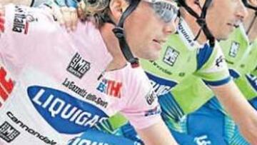 <b>LA VIDA EN ROSA. </b>El italiano Danilo di Luca posó con sus compañeros del Liquigas durante el paseo triunfal de la última etapa del Giro camino de Milán.