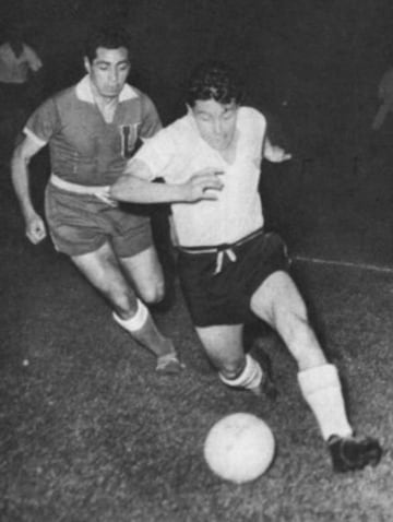 La gran rivalidad entre Colo Colo y Universidad de Chile comenzó en 1959. El Cacique era puntero a siete fechas del final, con seis puntos de ventaja sobre los azules, que eran terceros.