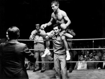 Manolo Calvo alcanz¨® su gran momento cuando se convirti¨® en campe¨®n de Europa del peso pluma en 1968, despu¨¦s de haberlo sido cinco veces de Espa?a, al derrotar al italiano Nevio Carbi en el Gran Price de Barcelona, para suceder en el palmar¨¦s a Pepe Legr¨¢. Eran tiempos en los que los boxeadores eran tan populares como los futbolistas. Calvo, que naci¨® en Loranca de Taju?a (Guadalajara), aunque creci¨® en Mejorada del Campo (Madrid), disput¨® 75 peleas con 55 victorias, 14 derrotas y un nulo. Su hijo Manolo tambi¨¦n logr¨® proclamarse campe¨®n europeo del pluma, un hecho ins¨®lito en el deporte. El 10 de septiembre falleci¨® en Madrid a los 79 a?os debido a una afecci¨®n cardiaca. Siempre mantuvo un estrecho contacto con el boxeo, donde deja numerosos amigos. Descanse en paz.