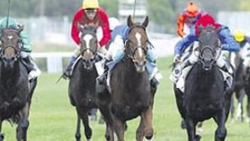 <b>EL TAPADO. </b>Jesús Machado, en el centro, ganando con monta a la americana con La Quintería.
