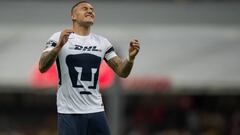 Nicolás Castillo se queja y se ríe del arbitraje ante América