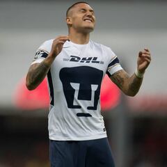 Nicolás Castillo se queja y se ríe del arbitraje ante América