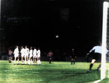 El 15 de mayo de 1974 se disputó en Heysel la final de la Copa de Europa entre el Bayern Múnich y el Atlético de Madrid. Luis Aragonés marca el 0-1 de falta directa.