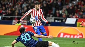 Atletico Madrid's Spanish forward #10 Alex Baena and Inter Milan's Brazilian defender #30 Carlos Augusto vie for the ball during the UEFA Champions League, league phase day 5 football match between Club Atletico de Madrid and Inter Milan at the Metropolitano Stadium in Madrid on November 26, 2025. (Photo by Javier SORIANO / AFP)
