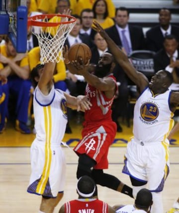 Andrew Bogut, Draymond Green y James Harden.