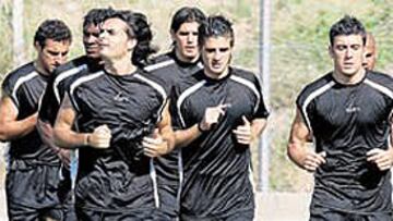 <b>TRSITEZA MATINAL. </b>Los jugadores del Nàstic se ejercitaron ayer en la que fue una mañana incómoda. Luis César se mostró preocupado por el juego del equipo y los errores que propiciaron la victoria celtiña (ver foto de la derecha). Los titulares sólo realizaron una suave carrera continua.