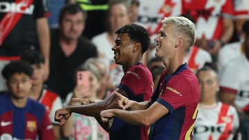 Lamine Yamal y Dani Olmo celebran un gol con el Barcelona.
