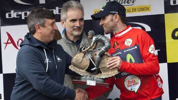 Alejandro Valverde recibe el premio como ganador de la Vuelta a Andalucía 2016.