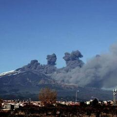 El volcán Etna también entra en erupción
