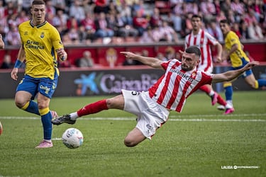 El central ha recuperado su mejor versión , si es que la había perdido, volvió a ser el líder de la defensa sportinguista ante un equipo, Las Palmas, muy peligroso.