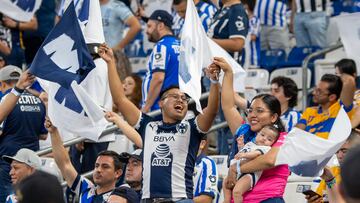 AME5624. MONTERREY (MÉXICO), 12/05/2024.- Aficionados de Monterrey animan ante Tigres, este domingo durante un partido de vuelta correspondiente a los cuartos de final del Torneo Clausura 2024, disputado en el estadio BBVA de Monterrey (México). EFE/Miguel Sierra