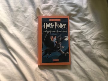 Buenos días para recuperar, o descubrir, la saga Harry Potter. Desde 'Harry Potter y la piedra filosofal', un libro para ni?os, sin las aristas que van saliéndole a medida que avanzan las tramas, llegan los demás, hasta 'Harry Potter y las reliquias de la muerte', oscuro, tremendo, hay miles de páginas de un universo que, en cuanto lo pruebes, será para siempre. Si no para ti, para tus hijos. Anímales. Para muchos lectores, éste, 'Harry Potter y el el prisionero de Azkaban', el tercero, es el mejor de los libros. Coincido.