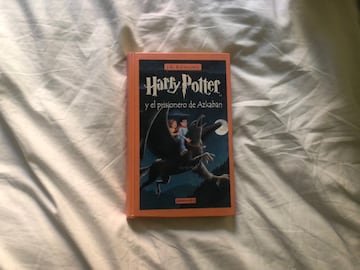 Buenos días para recuperar, o descubrir, la saga Harry Potter. Desde 'Harry Potter y la piedra filosofal', un libro para niños, sin las aristas que van saliéndole a medida que avanzan las tramas, llegan los demás, hasta 'Harry Potter y las reliquias de la muerte', oscuro, tremendo, hay miles de páginas de un universo que, en cuanto lo pruebes, será para siempre. Si no para ti, para tus hijos. Anímales. Para muchos lectores, éste, 'Harry Potter y el el prisionero de Azkaban', el tercero, es el mejor de los libros. Coincido.